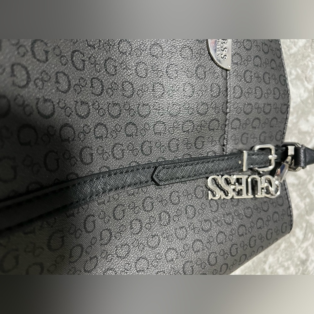 Guess purse - Picture 5 of 9